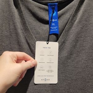 Kit and Ace V Neck Tech Tee. Size XL. Heather Charcoal